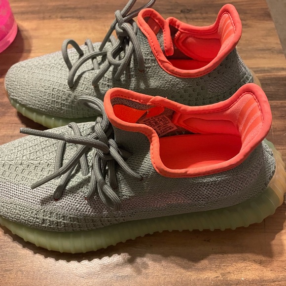 Yeezy boost 350 V2 green and orange - Picture 2 of 8